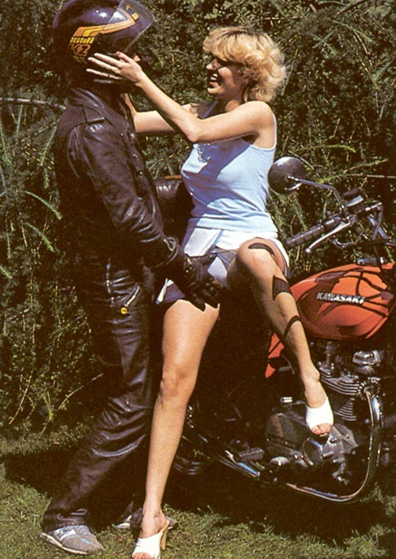 Fremder holt eine Retro-Dame ab und fickt sie
 #77325640