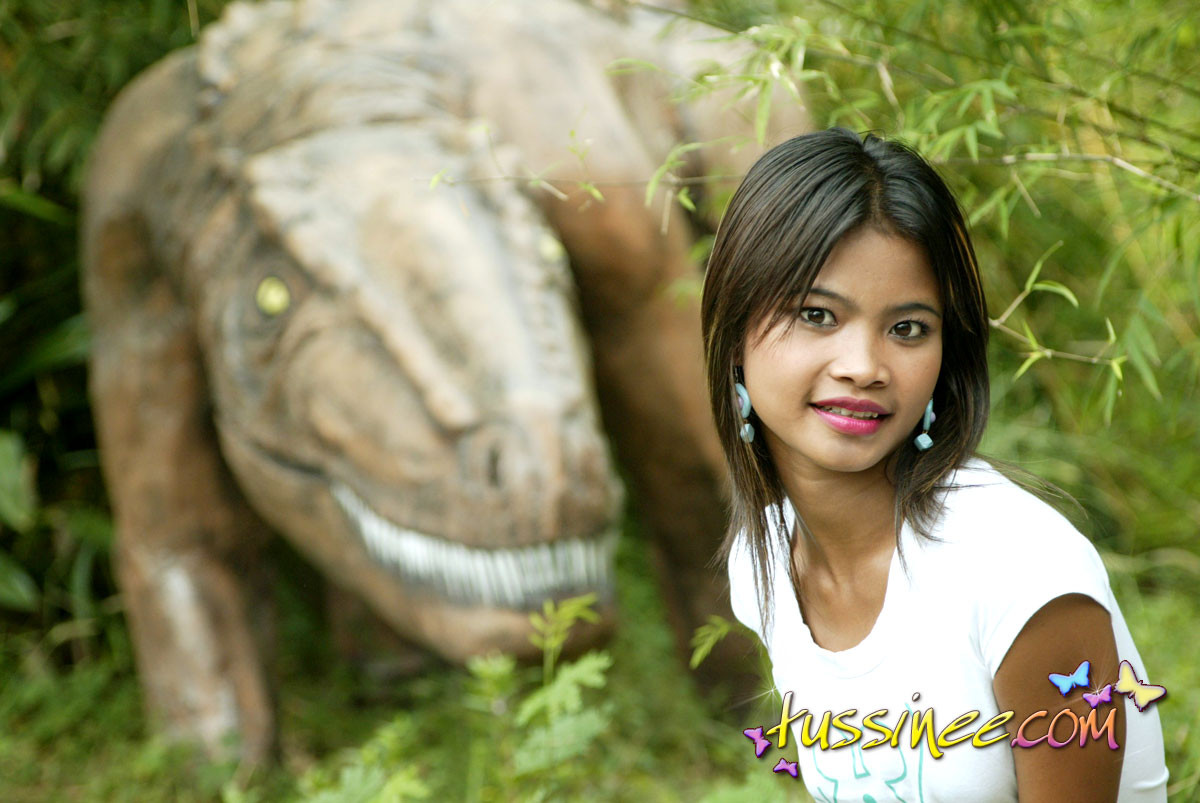 Asiatische Teenie Tussinee tun einige öffentliche blinken in einem Dinosaurier 
 #68436634