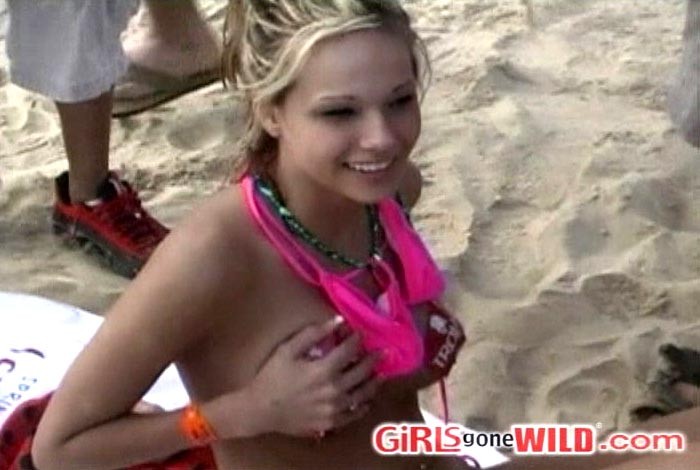 Vollbusiges blondes Strandbaby bedeckt ihre Nippel mit Aufklebern
 #72321954