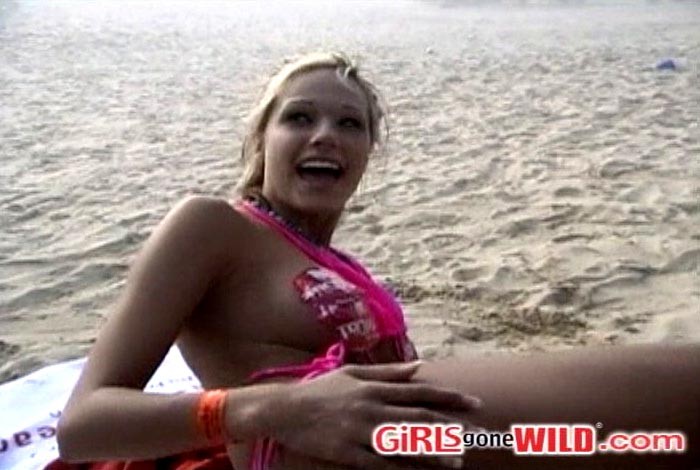 Vollbusiges blondes Strandbaby bedeckt ihre Nippel mit Aufklebern
 #72321967