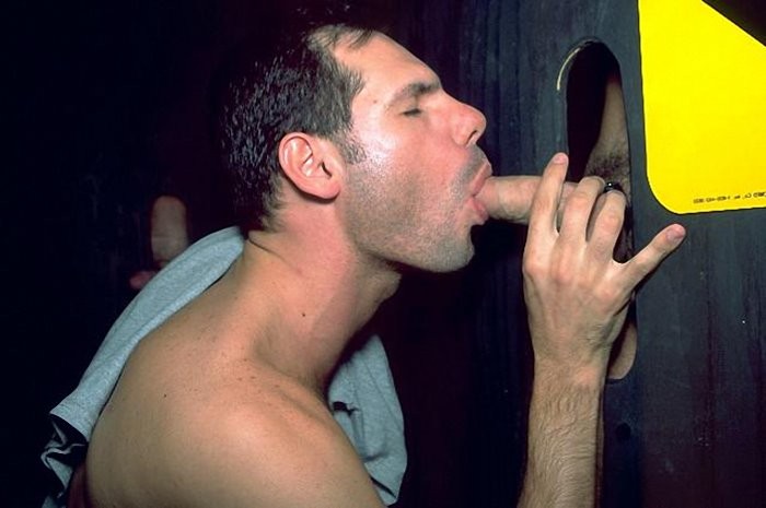 Verrückter Muskel genießt Glory Hole Saugen in einem dunklen Chillout-Raum
 #76927067