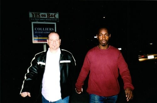 Hübscher schwarzer Kerl mit Weihnachtsmannmütze tanzt langsam
 #76946345