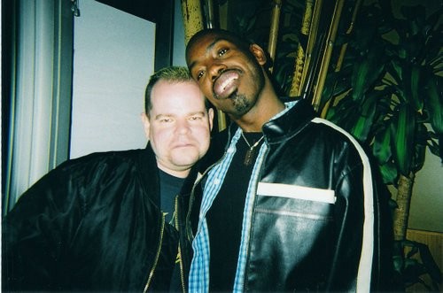 Hübscher schwarzer Kerl mit Weihnachtsmannmütze tanzt langsam
 #76946349