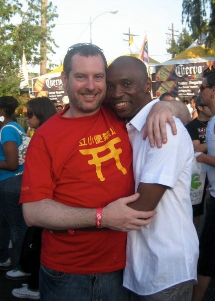 Hübscher schwarzer Kerl mit Weihnachtsmannmütze tanzt langsam
 #76946354