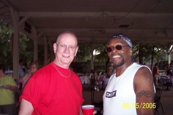 Hübscher schwarzer Kerl mit Weihnachtsmannmütze tanzt langsam
 #76946372