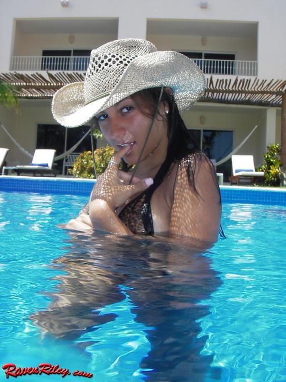 Raven Riley zeigt ihre Titten unter Wasser
 #70501294