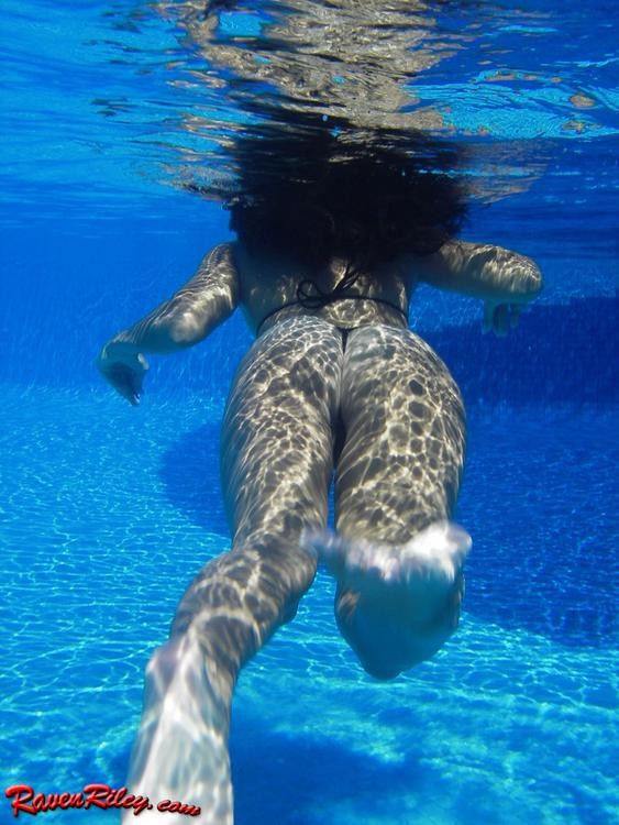 ライヴン・ライリー、水中で乳房を見せる
 #70501335