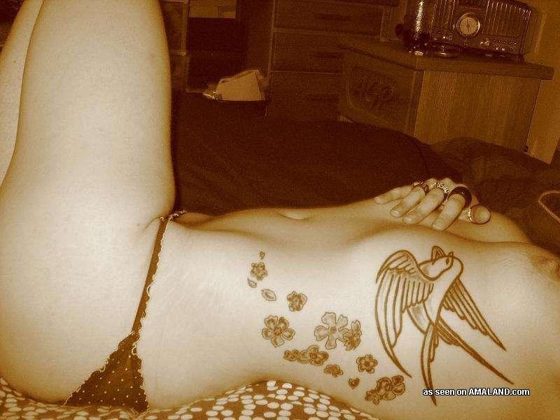 Galería de una sexy miel entintada mostrando sus tetas en casa
 #75701118