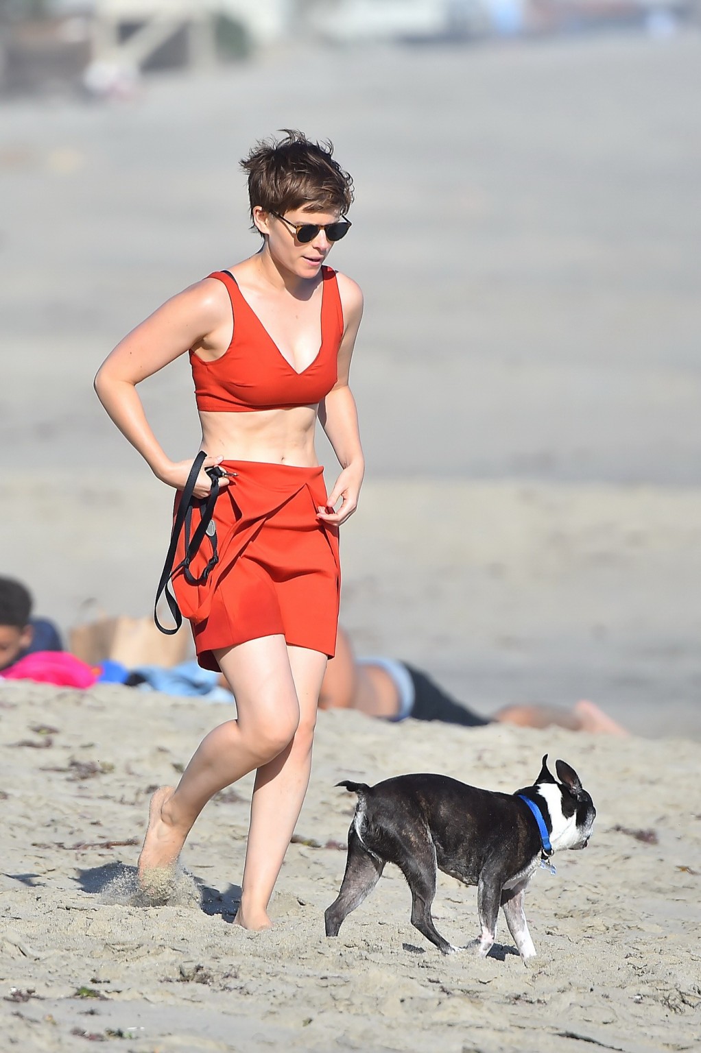 Kate mara en buste dans un top et une mini-jupe à la plage
 #75153052