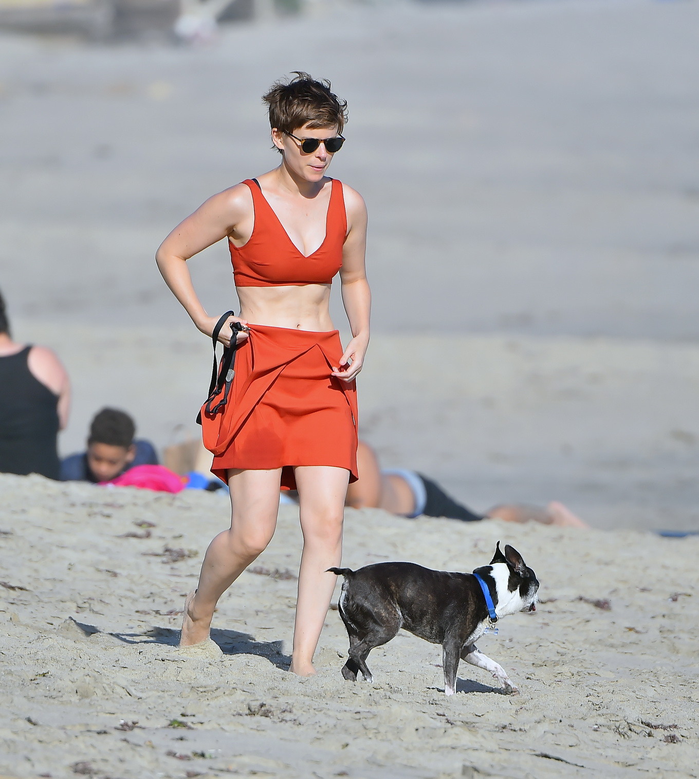 Kate mara en buste dans un top et une mini-jupe à la plage
 #75153056