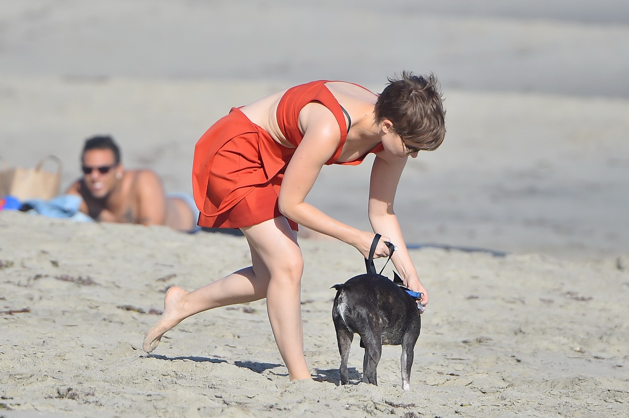Kate mara busty in top pancia e mini gonna in spiaggia
 #75153059