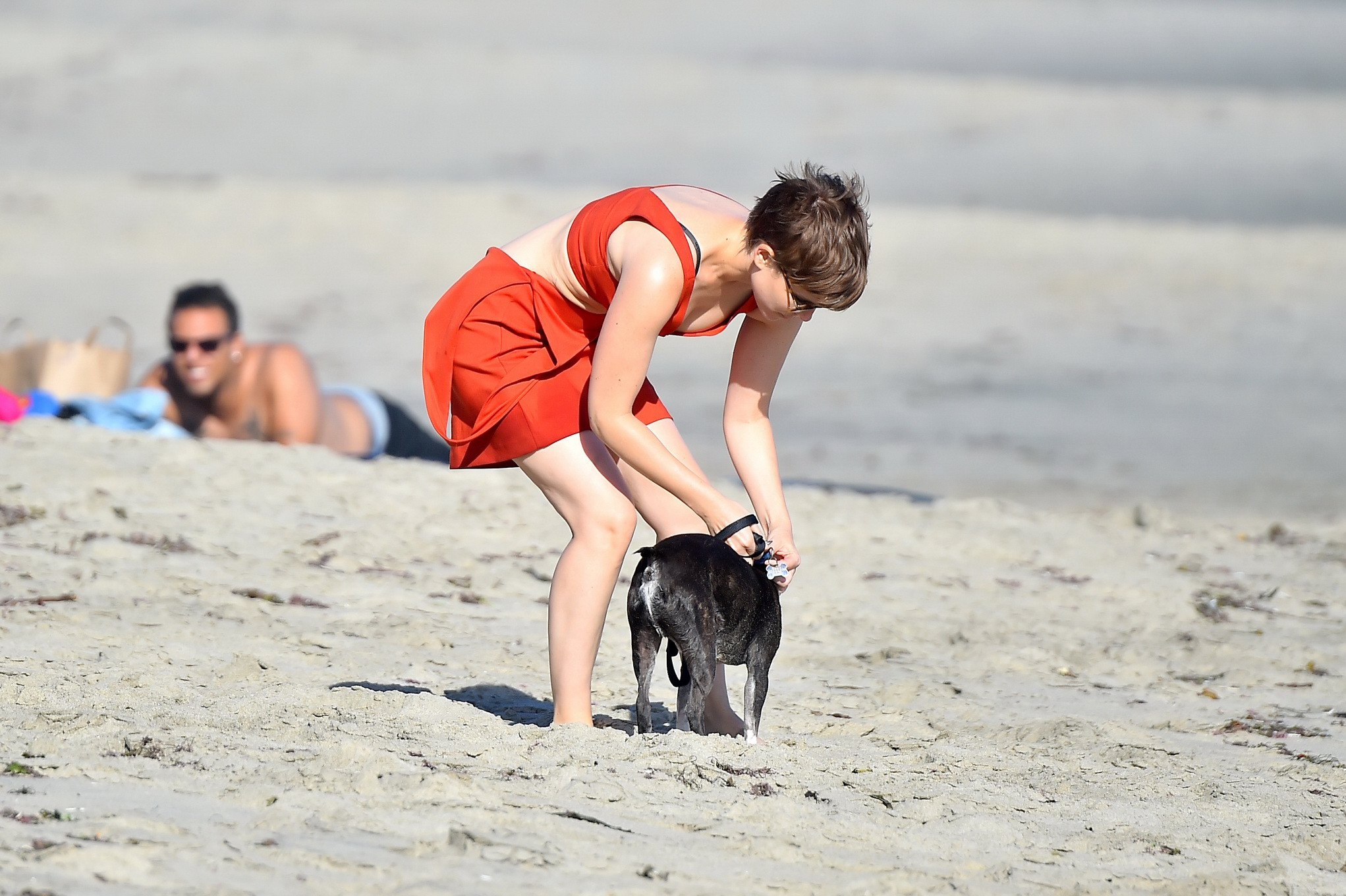 Kate mara en buste dans un top et une mini-jupe à la plage
 #75153068