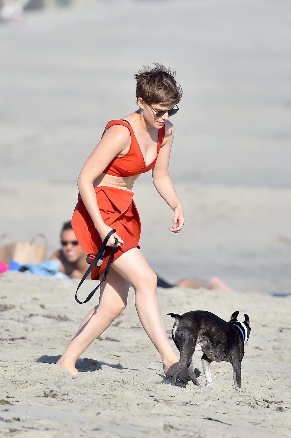 Kate mara en buste dans un top et une mini-jupe à la plage
 #75153074