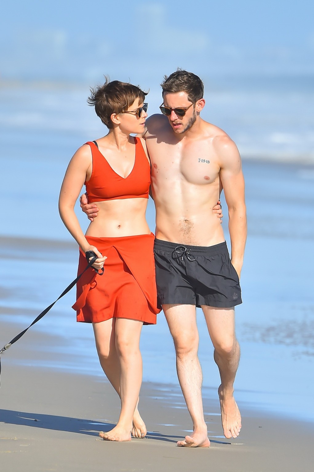 Kate mara en buste dans un top et une mini-jupe à la plage
 #75153078