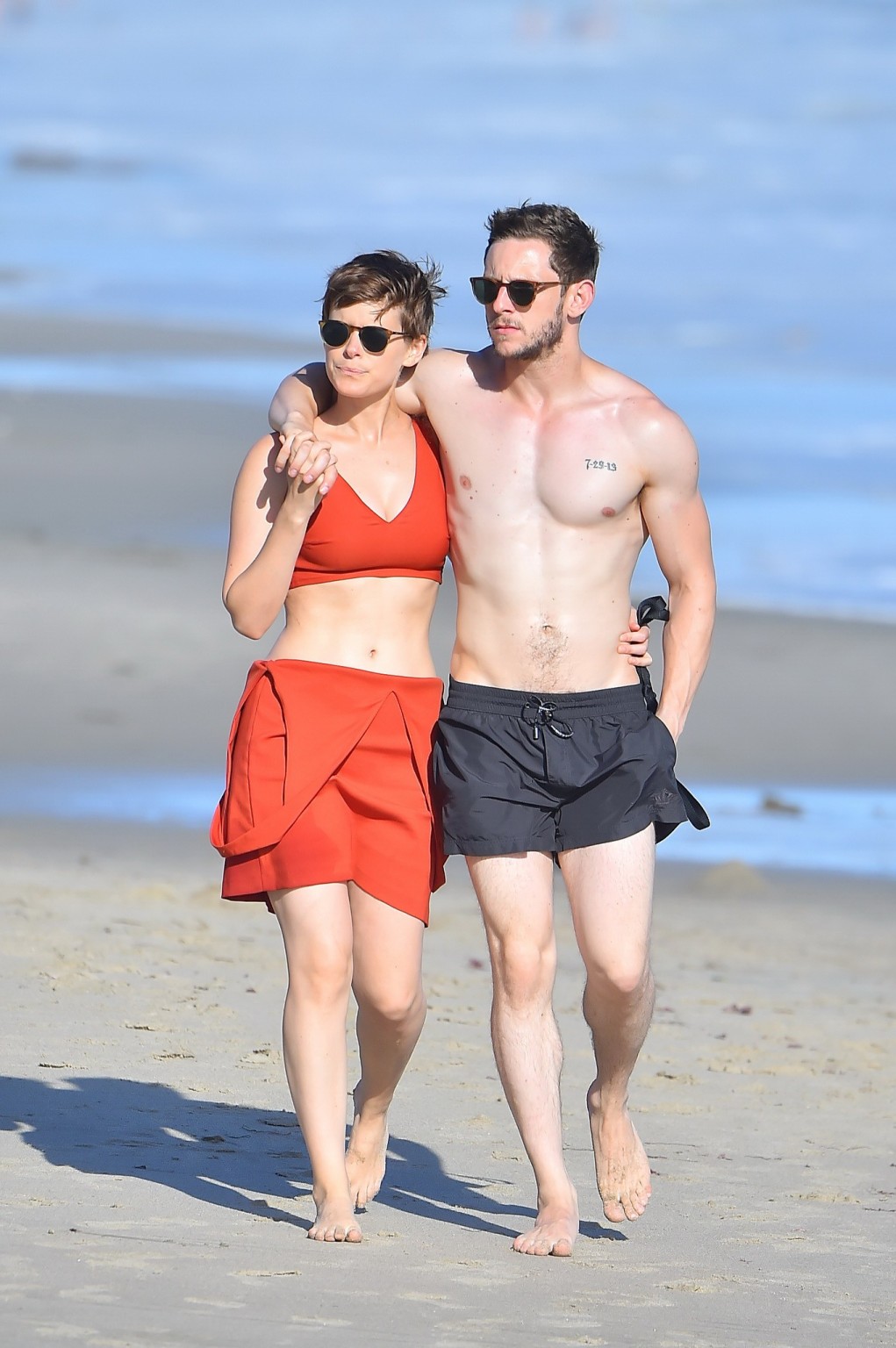 Kate mara en buste dans un top et une mini-jupe à la plage
 #75153089