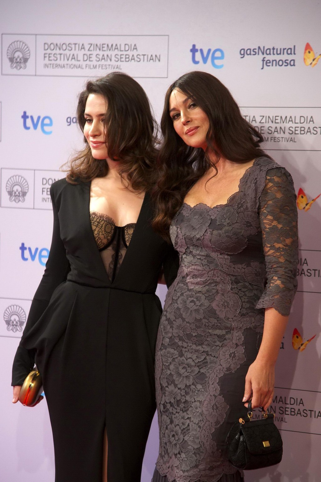 Monica bellucci con curvas luciendo un ajustado vestido de encaje en el estreno de 'fasle kargadan' du
 #75251955
