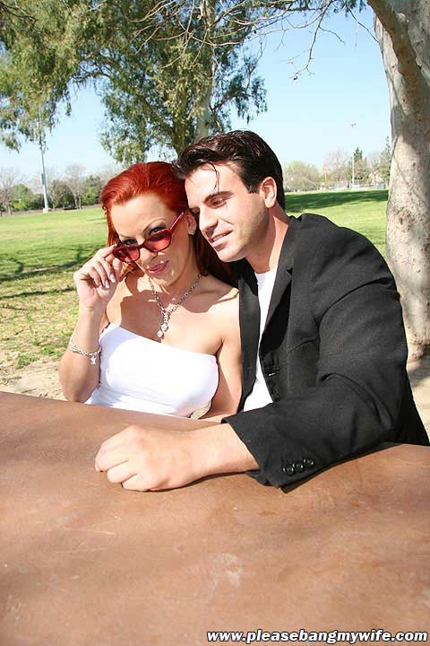 Sexy moglie dai capelli rossi scopata da uno sconosciuto davanti al suo maritino
 #78525295