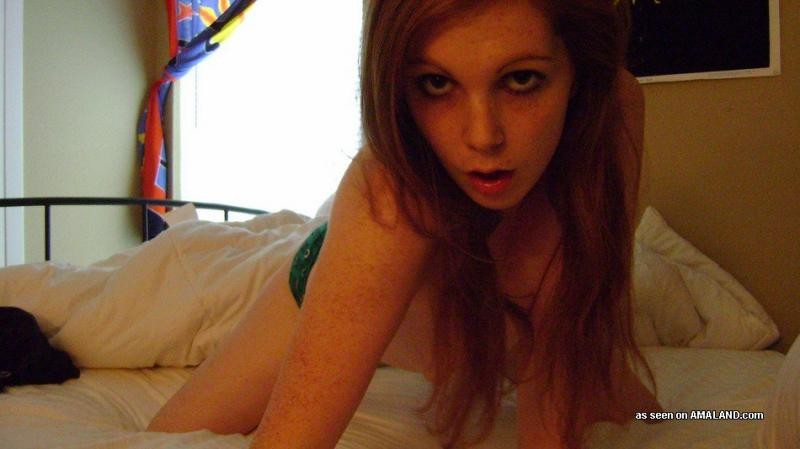 Galería de una nena desnuda posando sórdidamente en su dormitorio
 #75700567