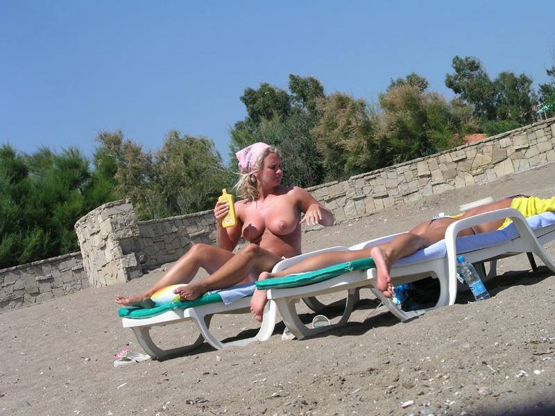 Jóvenes desnudos juegan juntos en una playa pública
 #70255602