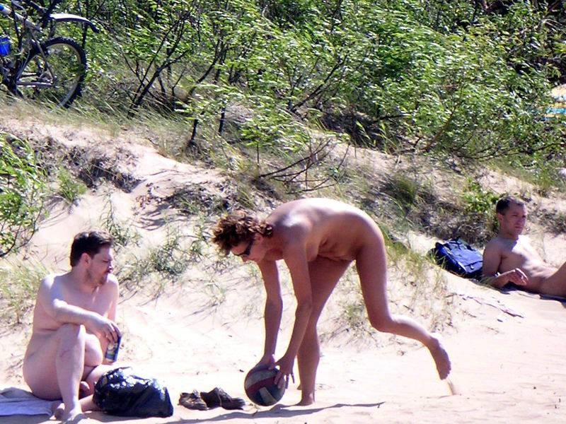 Jóvenes desnudos juegan juntos en una playa pública
 #70255620