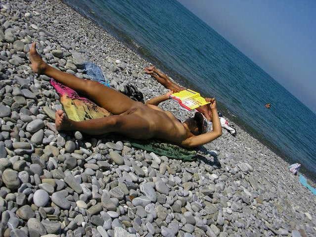 Jóvenes desnudos juegan juntos en una playa pública
 #70255648