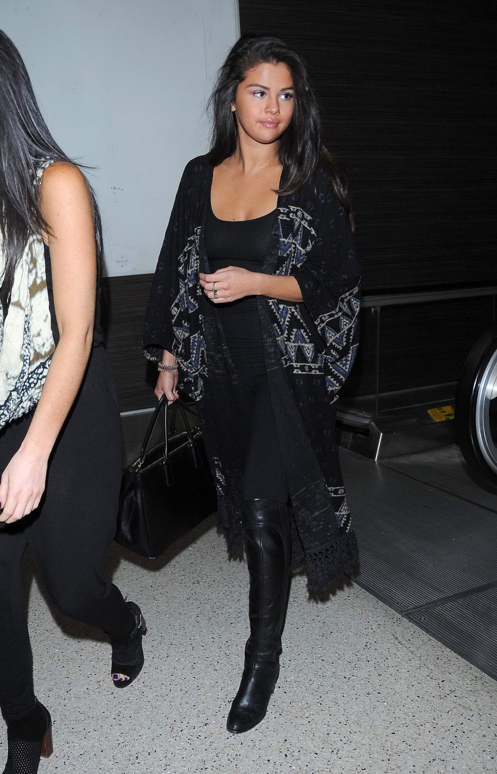 Selena gomez vollbusig trägt ein enges schwarzes Top am Flughafen Lax
 #75176948