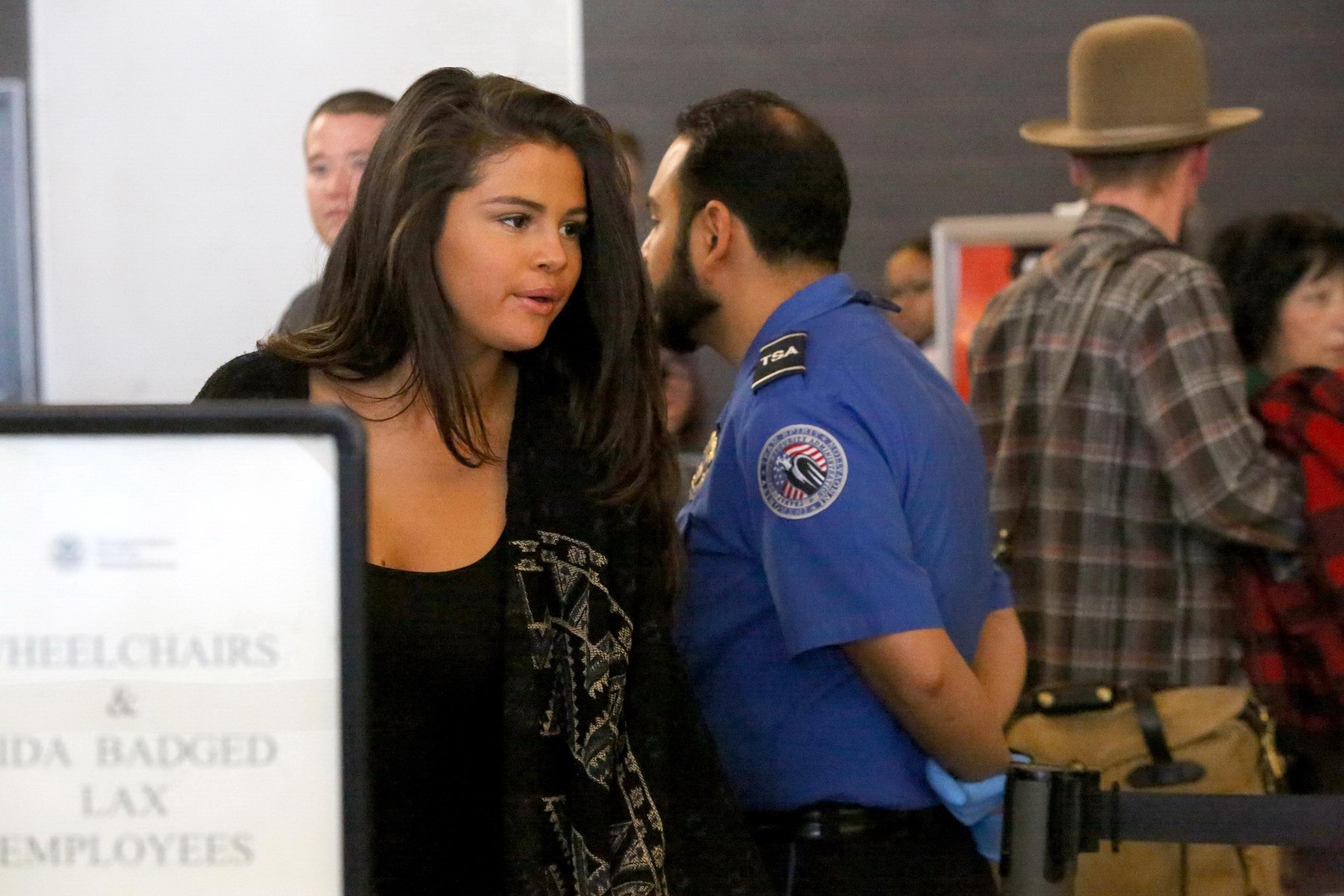 Selena gomez busty indossando un top nero stretto all'aeroporto di lax
 #75177065
