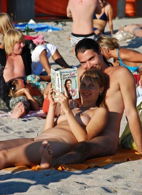 Ragazza nuda e selvaggia si diverte in una spiaggia nudista
 #72247266