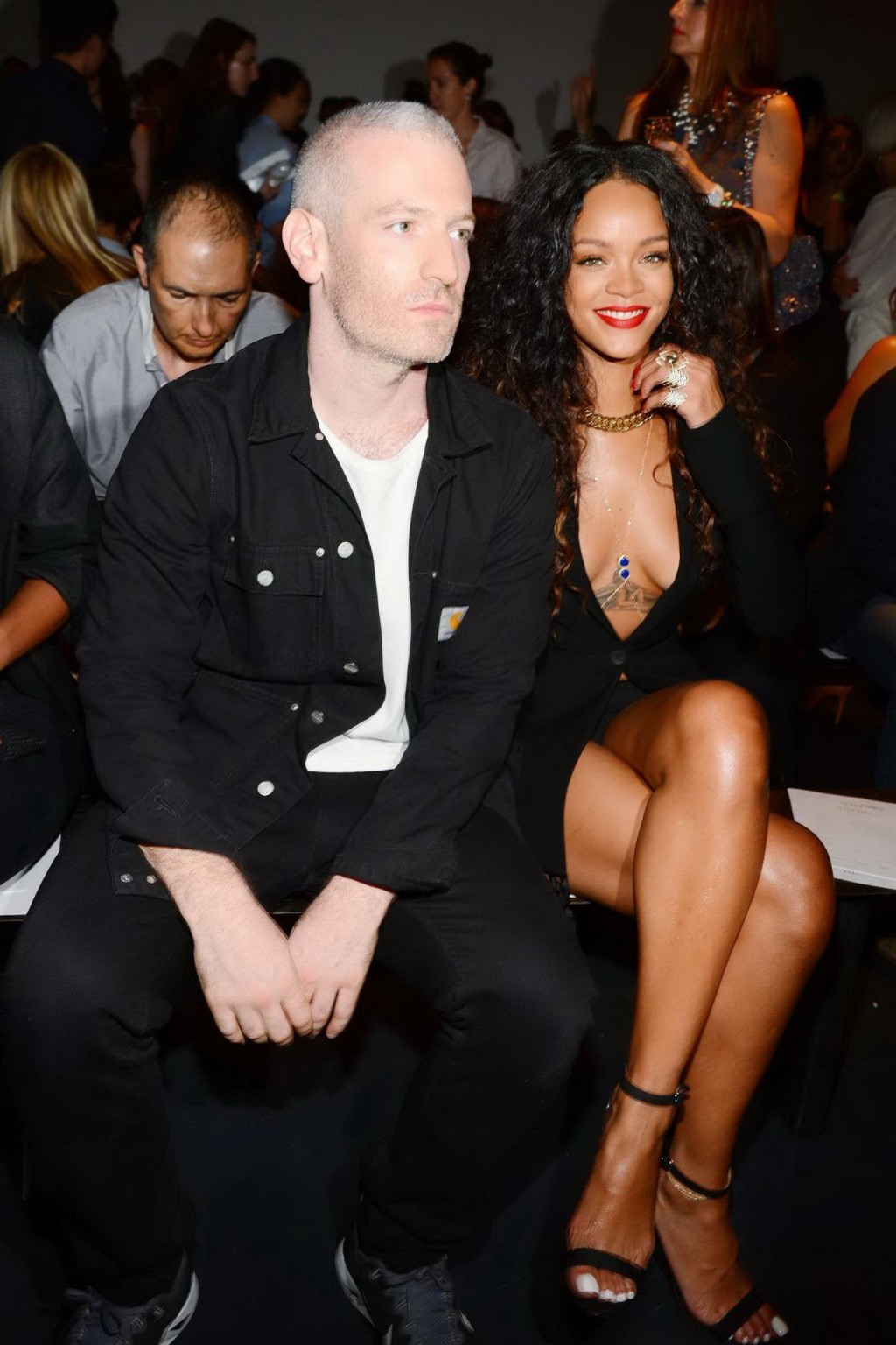 Rihanna con escote y enseñando las bragas con un minivestido negro muy abierto en la f
 #75186399