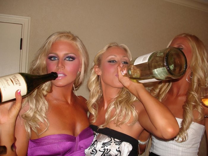 Filles de sororité bourrées et ivres à une fête universitaire
 #76402704