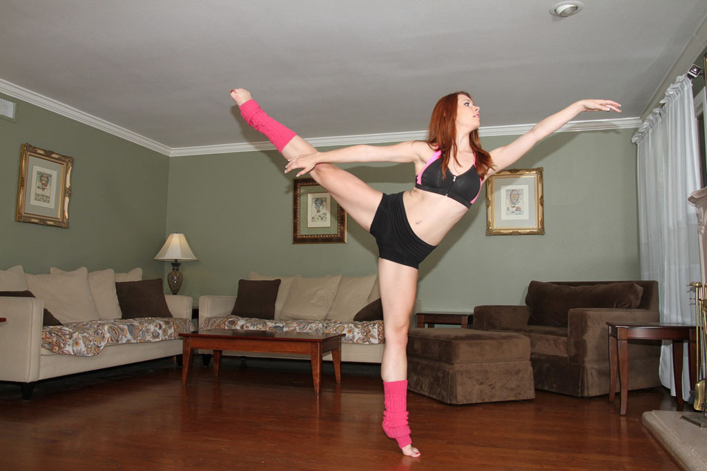 Melody jordan unterbricht das Balletttraining, um eine Pirouette auf seiner Stange zu drehen
 #77487080