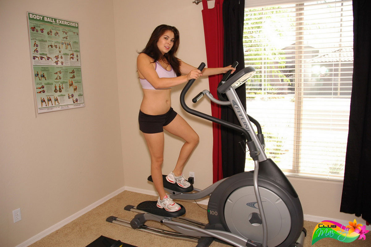 Mai Ly zieht sich während ihres Workouts im Fitnessstudio langsam aus
 #72507299