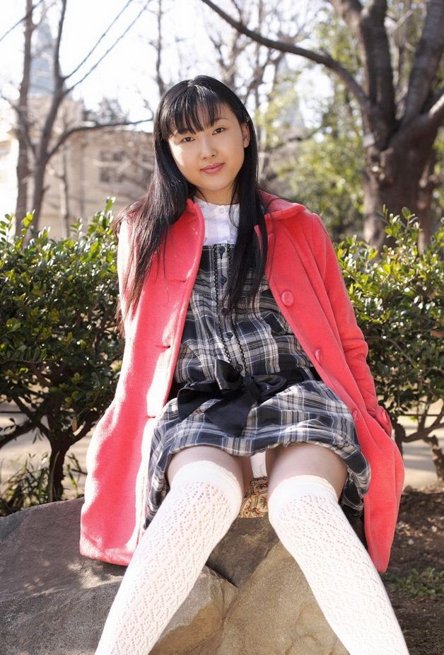 Japanisches Schulmädchen Youko Sasaoka zeigt nackt ihre Muschi
 #69762224