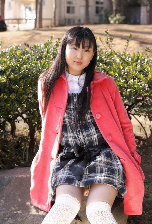 Japanisches Schulmädchen Youko Sasaoka zeigt nackt ihre Muschi
 #69762234