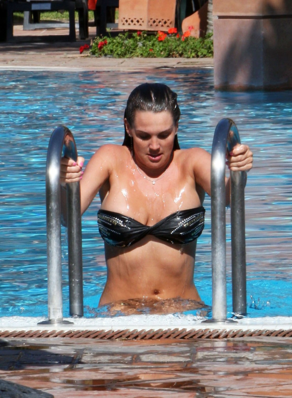 Danielle Lloyd vollbusig im trägerlosen Bikini am Pool in Teneriffa
 #75319620