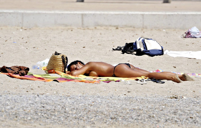 Nereida gallardo zeigt ihre schönen großen Titten am Strand vor Paparazzi
 #75416287