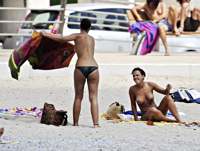 Nereida gallardo zeigt ihre schönen großen Titten am Strand vor Paparazzi
 #75416327