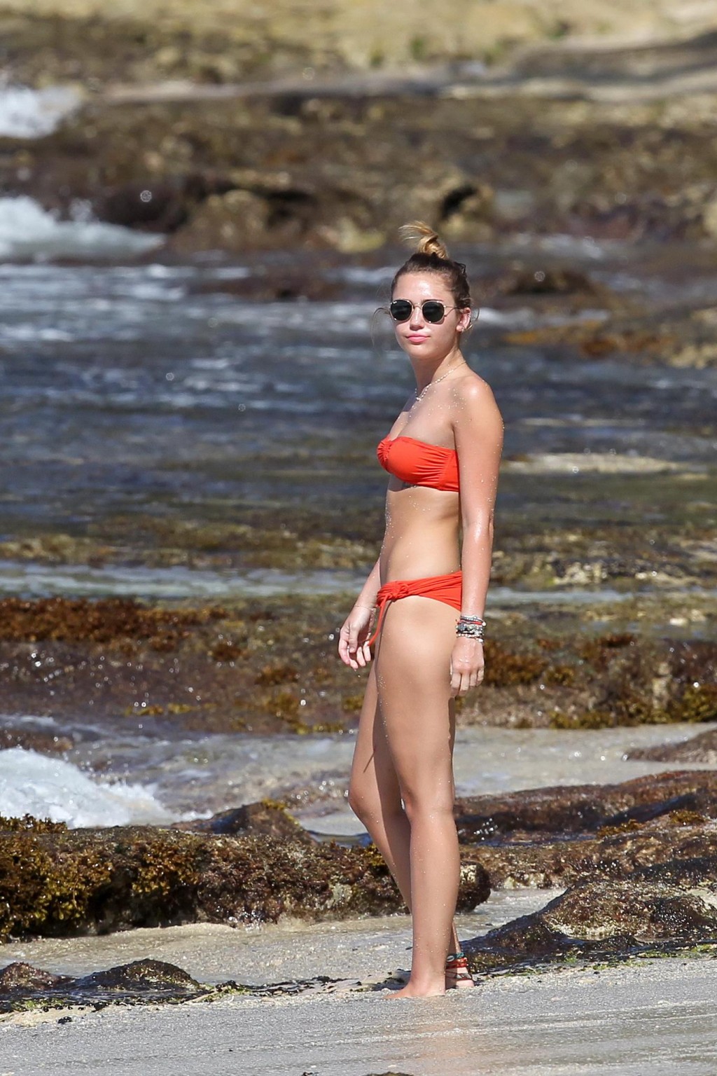 Miley cyrus luciendo un sexy bikini naranja en una playa de hawaii
 #75277652