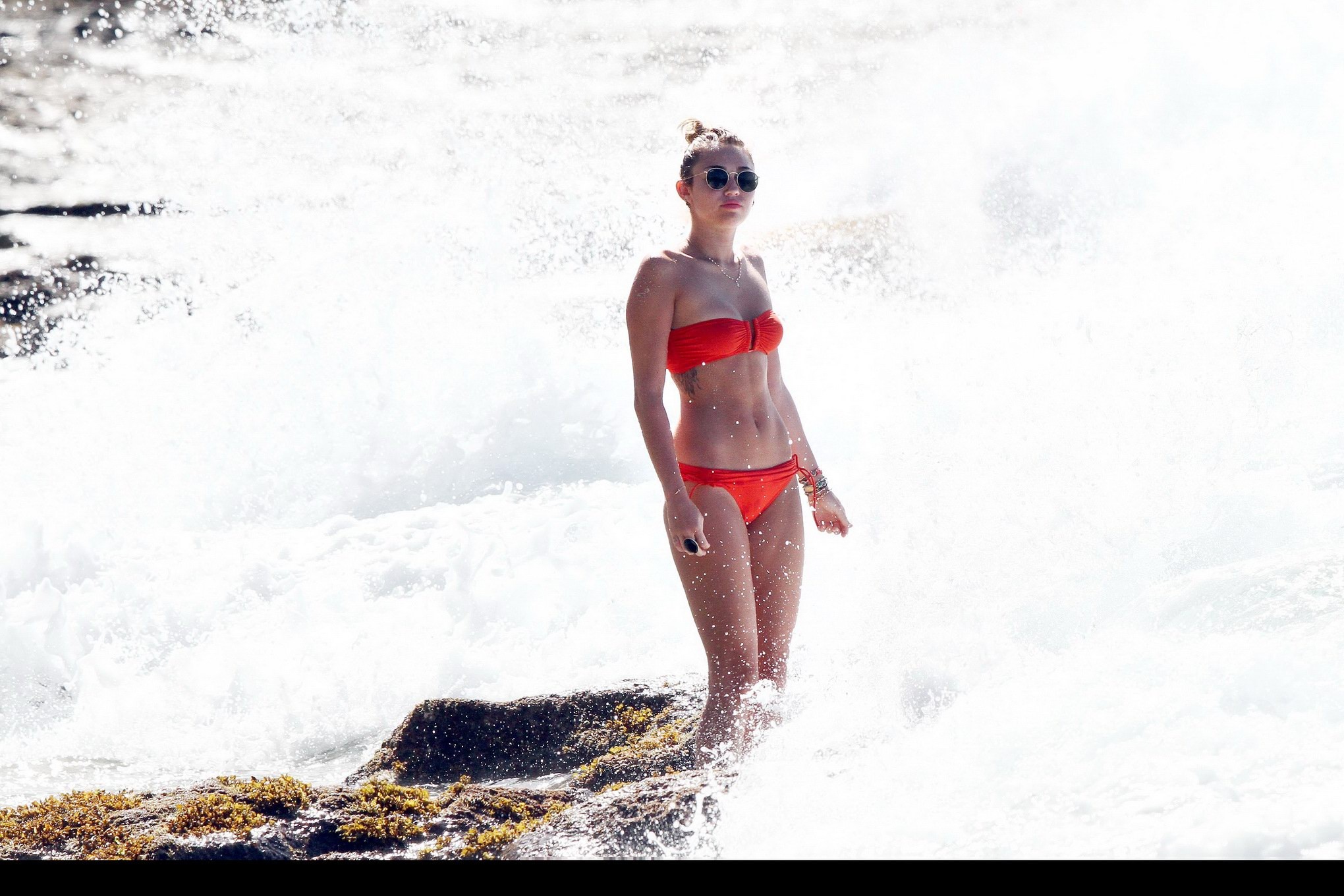 Miley cyrus luciendo un sexy bikini naranja en una playa de hawaii
 #75277688