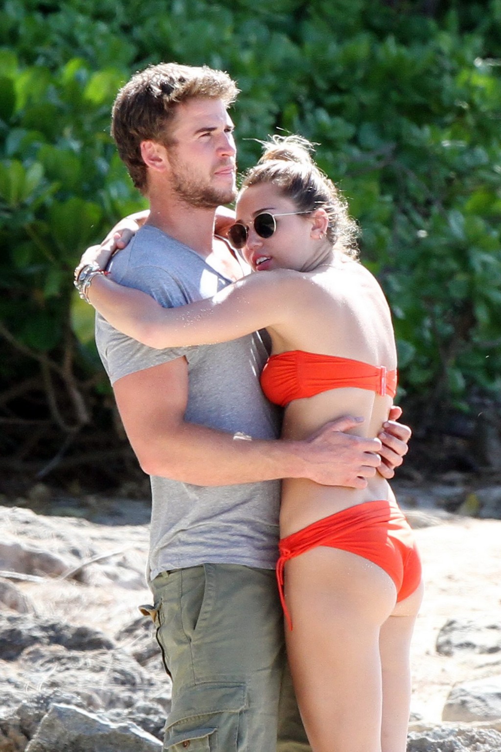 Miley cyrus luciendo un sexy bikini naranja en una playa de hawaii
 #75277756