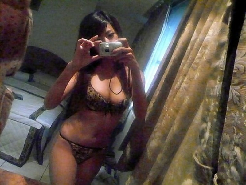 Une nymphette asiatique aime montrer son corps doux et juteux.
 #69876162