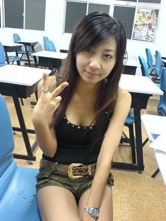 Asiatische Teenie-Nymphe zeigt gerne ihren süßen und saftigen Körper
 #69876180