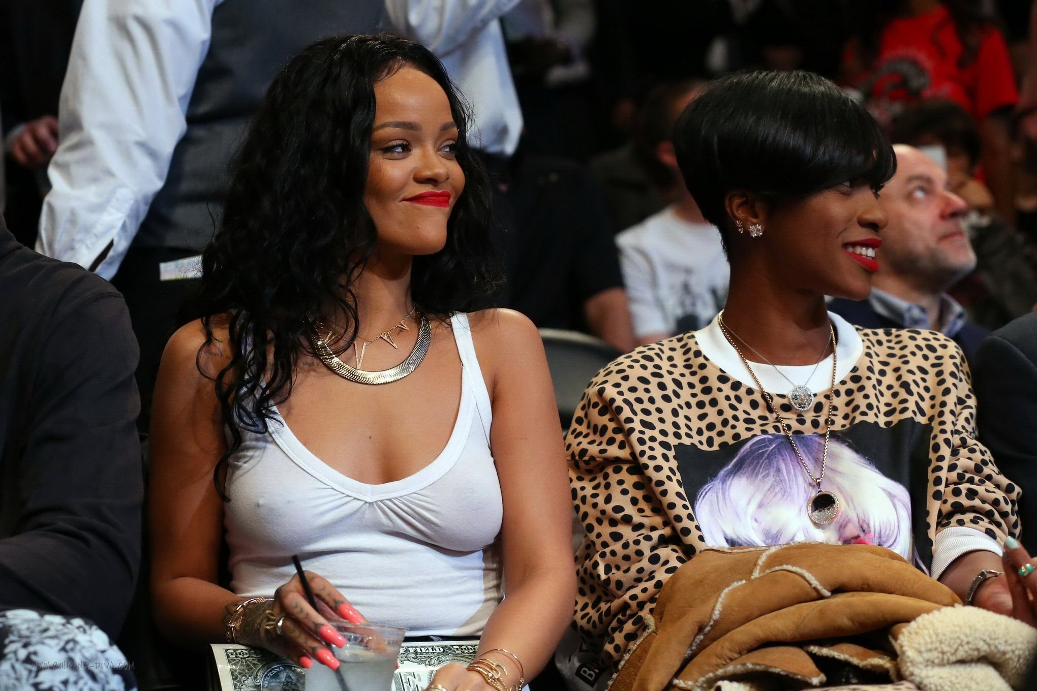 Rihanna zeigt ihre Brüste im Seethru-Top bei einem Basketballspiel in nyc
 #75197962