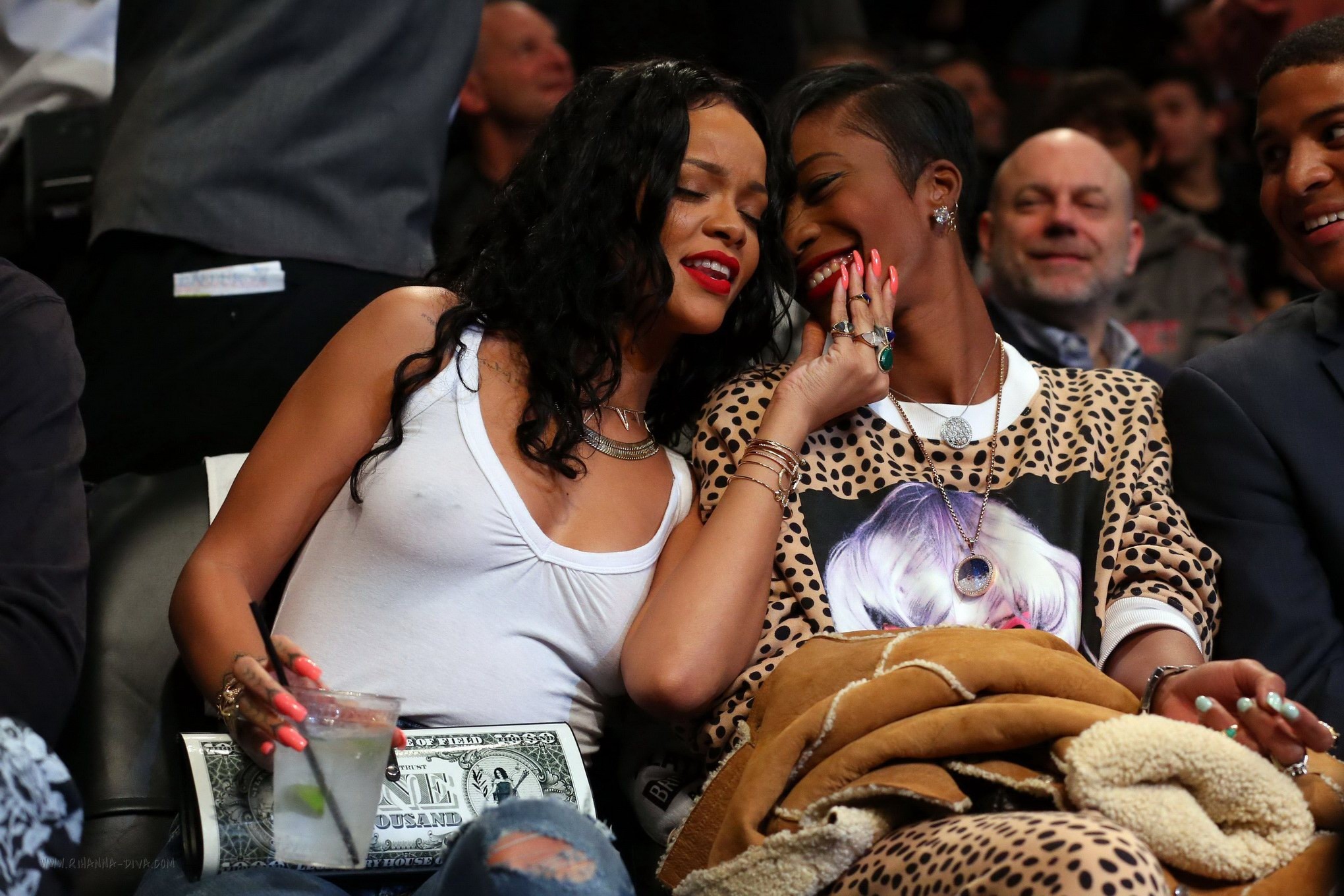 Rihanna montre ses seins dans un haut transparent lors d'un match de basket à New York.
 #75197967