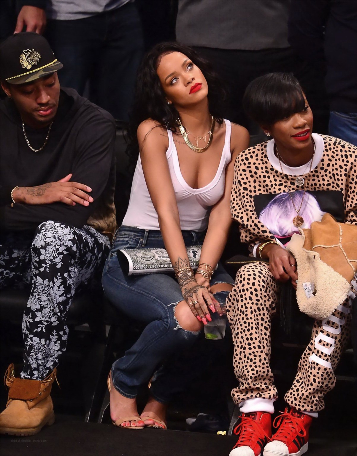 Rihanna montre ses seins dans un haut transparent lors d'un match de basket à New York.
 #75197993