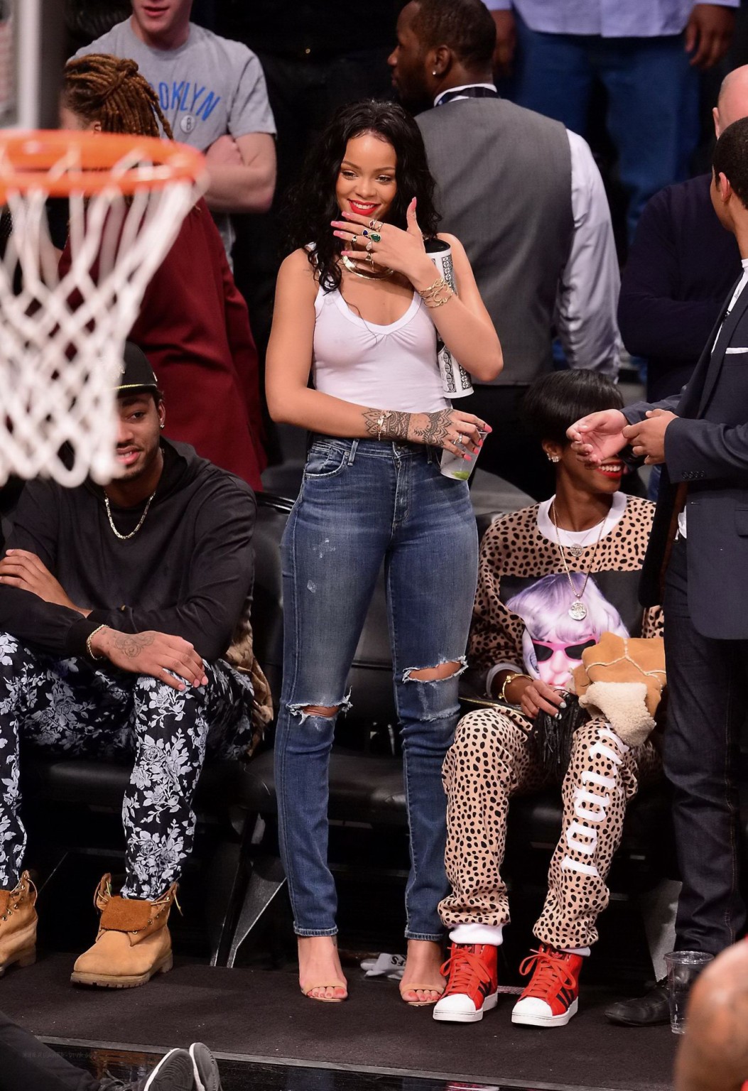 リアーナ、ニューヨークで行われたバスケットボールの試合でシースルーのトップスを着ておっぱいを見せる
 #75198007