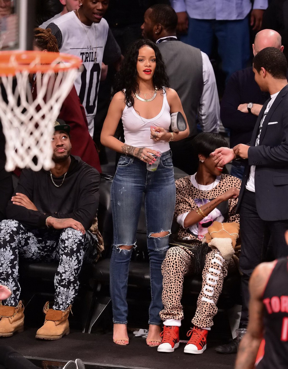 Rihanna montre ses seins dans un haut transparent lors d'un match de basket à New York.
 #75198020