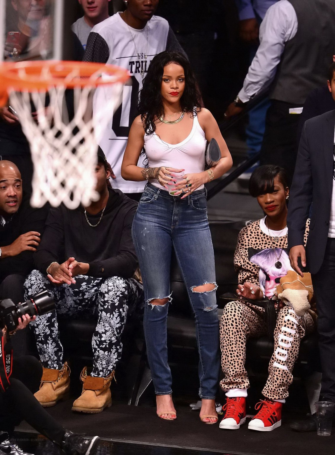 リアーナ、ニューヨークで行われたバスケットボールの試合でシースルーのトップスを着ておっぱいを見せる
 #75198030