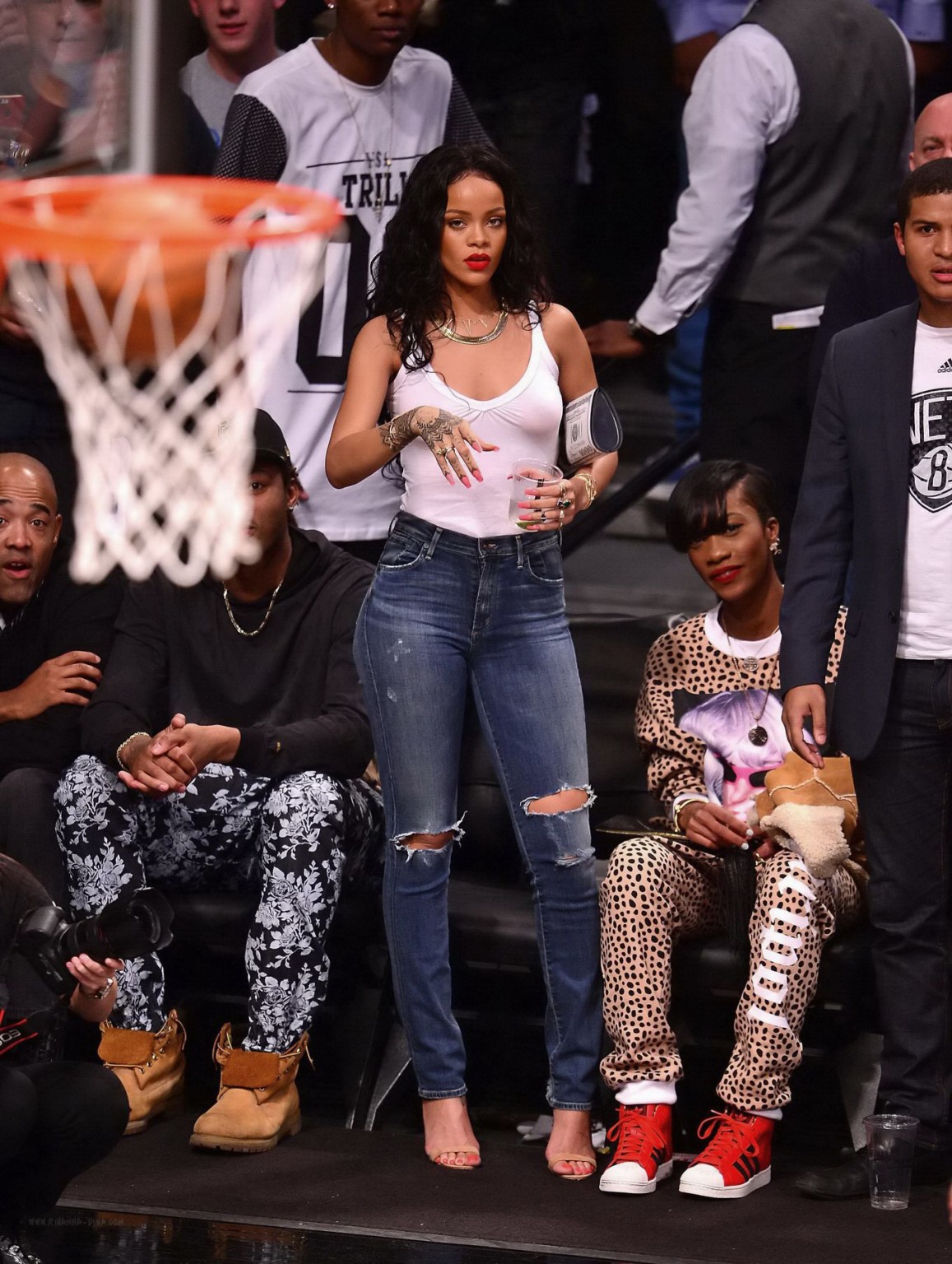 Rihanna montre ses seins dans un haut transparent lors d'un match de basket à New York.
 #75198035