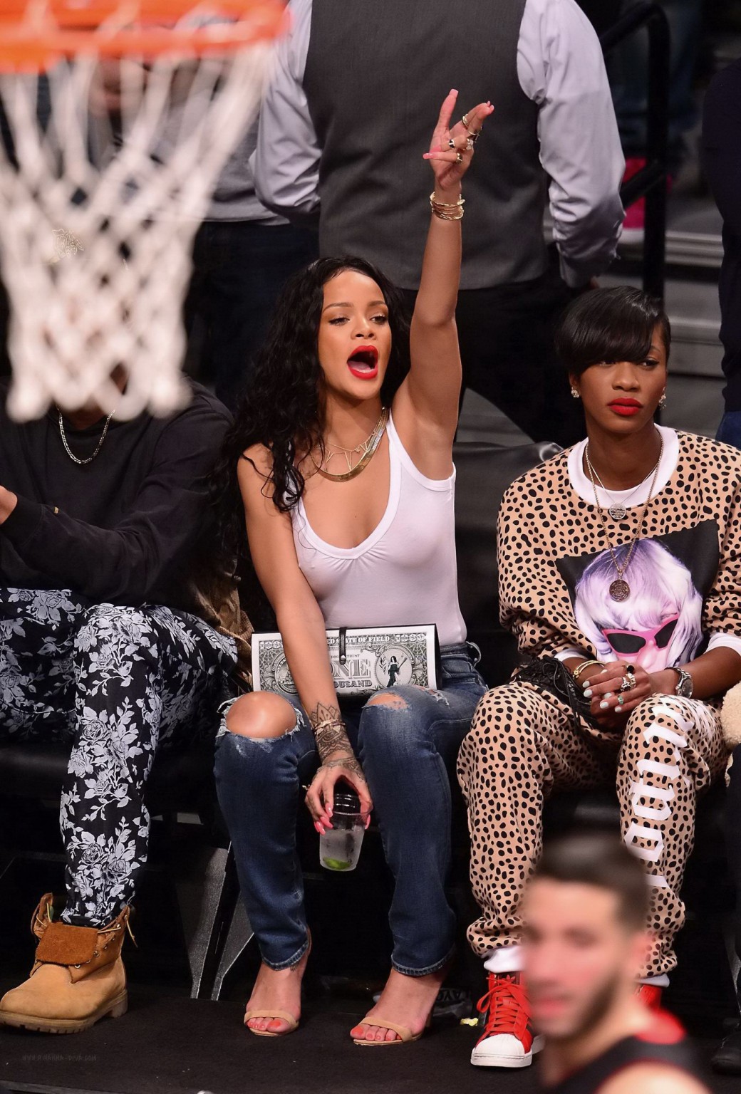 Rihanna montre ses seins dans un haut transparent lors d'un match de basket à New York.
 #75198044